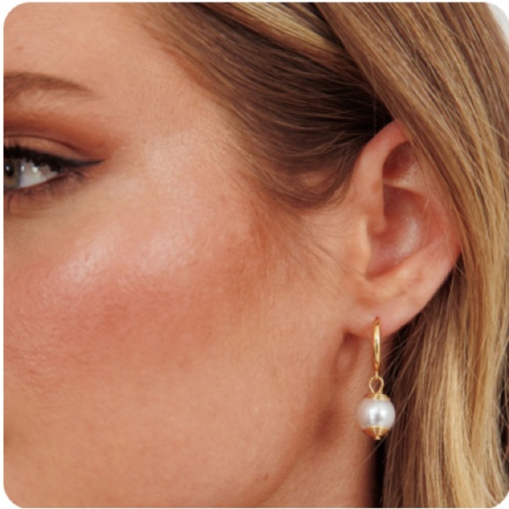 Selfie Leslie Gold Pearl Drop Earrings